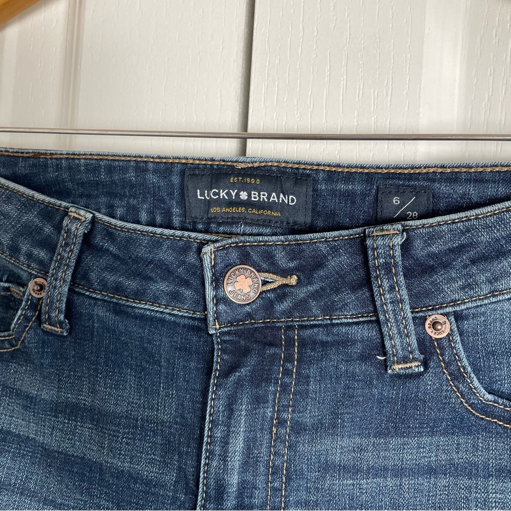 Lucky Brand Straight Skinny Jeans Women’s 6 | 28 Blue Med Wash Whiskering Casual - Picture 3 of 13